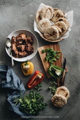  Rou Jia Mo: Ein kulinarisches Abenteuer mit knusprigem Fladenbrot und zartem, mariniertem Schweinefleisch!