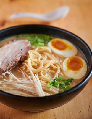  Hakata Ramen: Ein würzig-herbes Umami-Erlebnis mit cremiger Schweinebrühe!