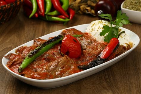  İskender Kebap: Ein Triumph der Geschmäcker – knuspriges Lammfleisch trifft auf pikante Tomatensauce und cremigen Joghurt!