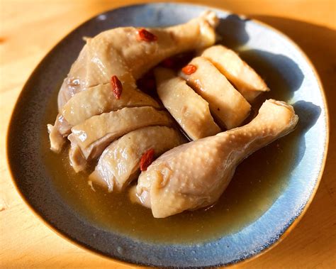  Shaoxing Drunken Chicken: Ein aromatisches Meisterwerk aus Reiswein und Gewürzen, perfekt für feinschmeckende Gaumen!