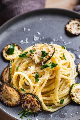  Spaghetti alla Nerano! Eine cremige, sommerliche Pasta mit köstlichem Zucchini- und Provolone-Geschmack.