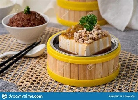  Steamed Tofu with Minced Pork: Ein zartes Fest für die Geschmacksknospen und eine cremige Symphonie auf dem Gaumen?