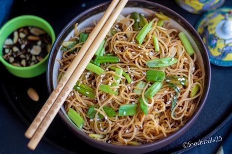  Xinxiang Sautierte Nudeln mit Frühlingszwiebeln: Ein kulinarischer Tanz aus pikanten Aromen und knuspriger Textur!